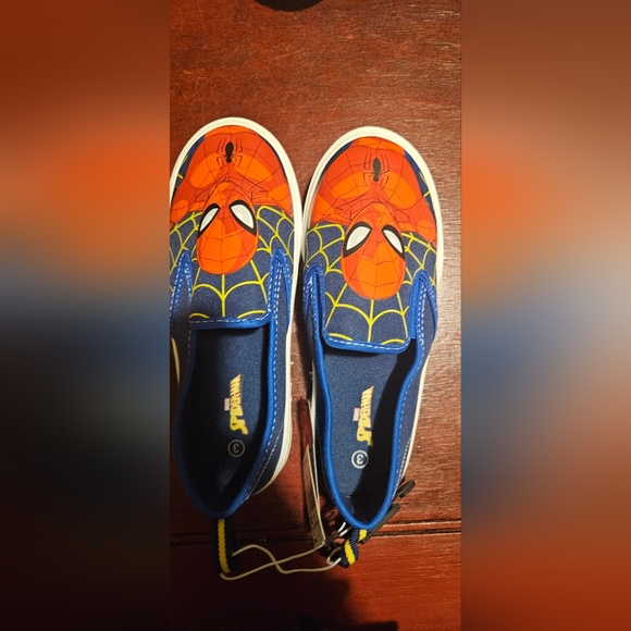 SOLD-Spider-Man Canvas slip on sneakers  size 3 - Picture 2 of 3